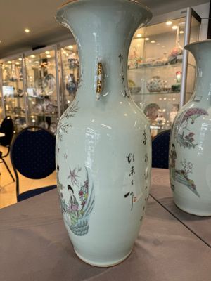 A pair of Chinese famille rose vases with ladies in a garden, signed Rongfang, 19/20th C. — photo 4