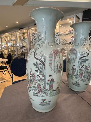 A pair of Chinese famille rose vases with ladies in a garden, signed Rongfang, 19/20th C. — photo 10