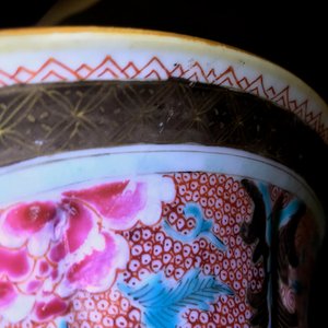 A pair of Chinese famille rose vases with ladies in a garden, Yongzheng — 照片 11