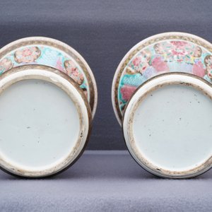 A pair of Chinese famille rose vases with ladies in a garden, Yongzheng — 照片 34