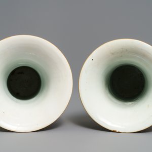 A pair of Chinese famille rose vases with ladies in a garden, Yongzheng — 照片 5
