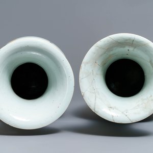 A pair of Chinese famille rose vases with ladies playing music, 19/20th C. — photo 5