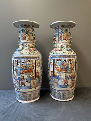 A pair of Chinese famille rose vases with narrative design, 19th C. — 照片 1