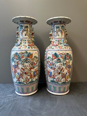 A pair of Chinese famille rose vases with narrative design, 19th C. — 照片 3