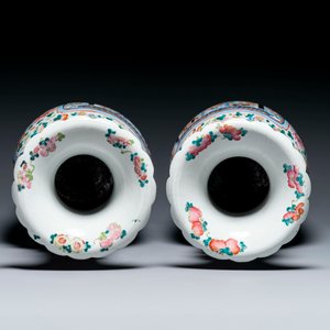 A pair of Chinese famille rose vases with narrative design, 19th C. — 照片 3