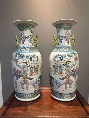 A pair of Chinese famille rose vases with narrative design, 19th C. — 照片 1