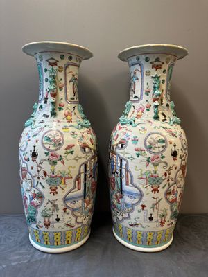 A pair of Chinese famille rose vases with narrative design, 19th C. — 照片 4
