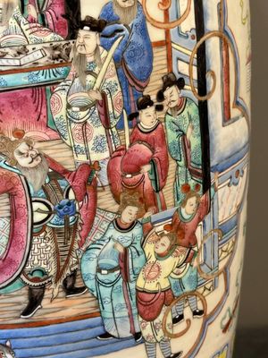 A pair of Chinese famille rose vases with narrative design, 19th C. — 照片 8