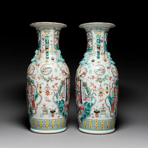 A pair of Chinese famille rose vases with narrative design, 19th C. — 照片 2
