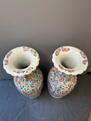 A pair of Chinese famille rose vases with narrative design, 19th C. — foto 5