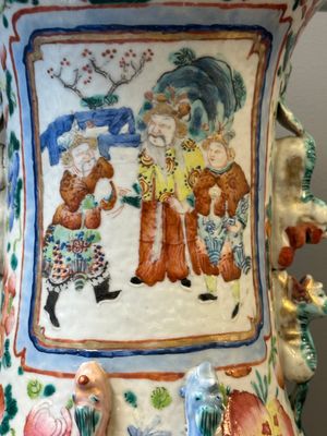 A pair of Chinese famille rose vases with narrative design, 19th C. — foto 8