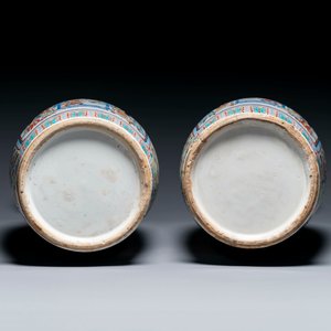 A pair of Chinese famille rose vases with narrative design, 19th C. — foto 4