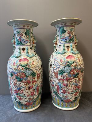 A pair of Chinese famille rose vases with narrative design, 19th C. — photo 1