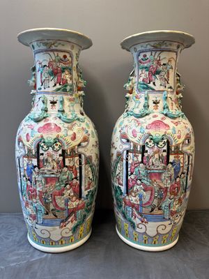 A pair of Chinese famille rose vases with narrative design, 19th C. — photo 3