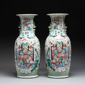 A pair of Chinese famille rose vases with narrative design, 19th C. — photo 1