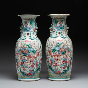 A pair of Chinese famille rose vases with narrative design, 19th C. — photo 3