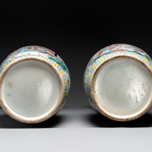 A pair of Chinese famille rose vases with narrative design, 19th C. — photo 6