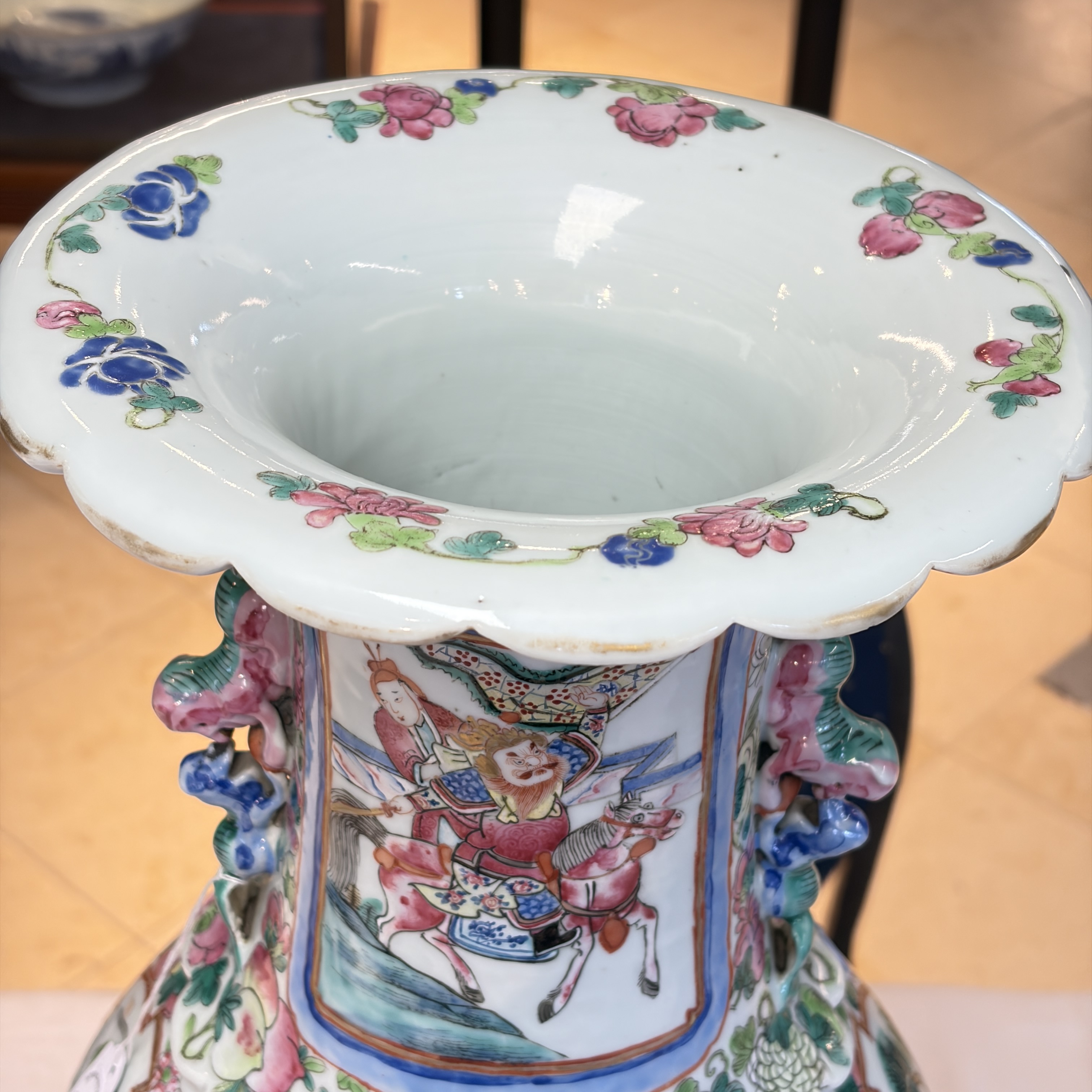 A pair of Chinese famille rose vases with narrative design, 19th C. — foto 2