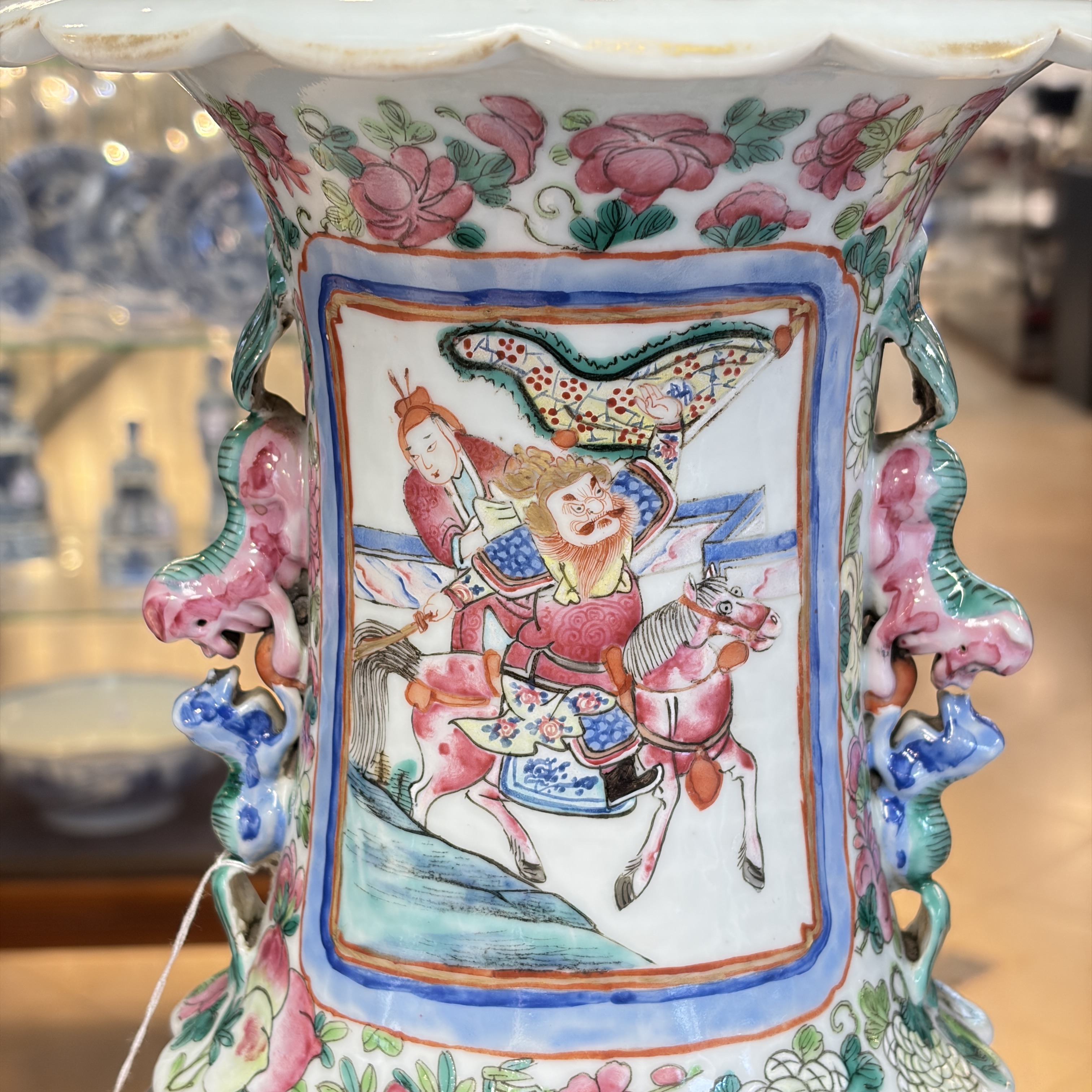 A pair of Chinese famille rose vases with narrative design, 19th C. — foto 3