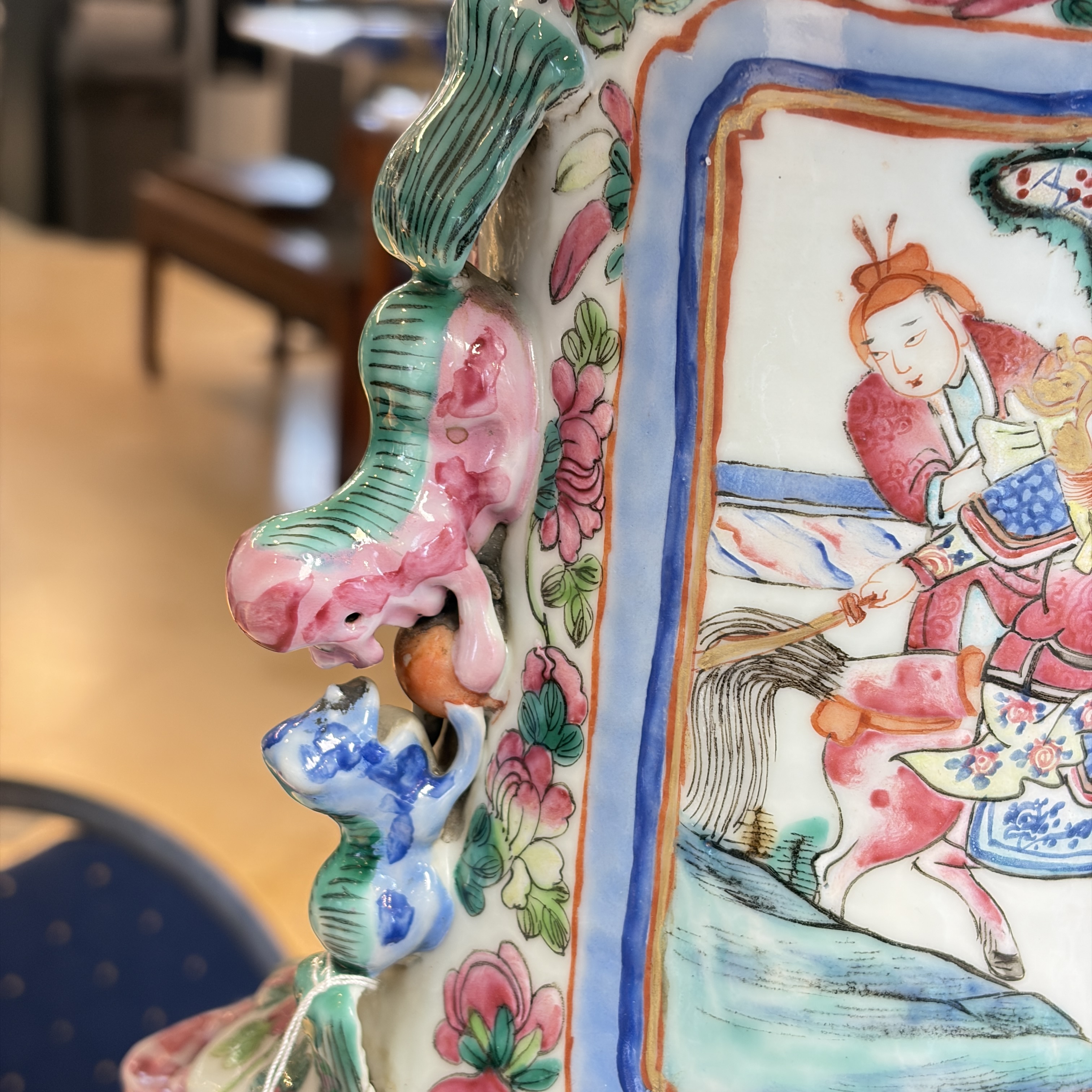 A pair of Chinese famille rose vases with narrative design, 19th C. — foto 4