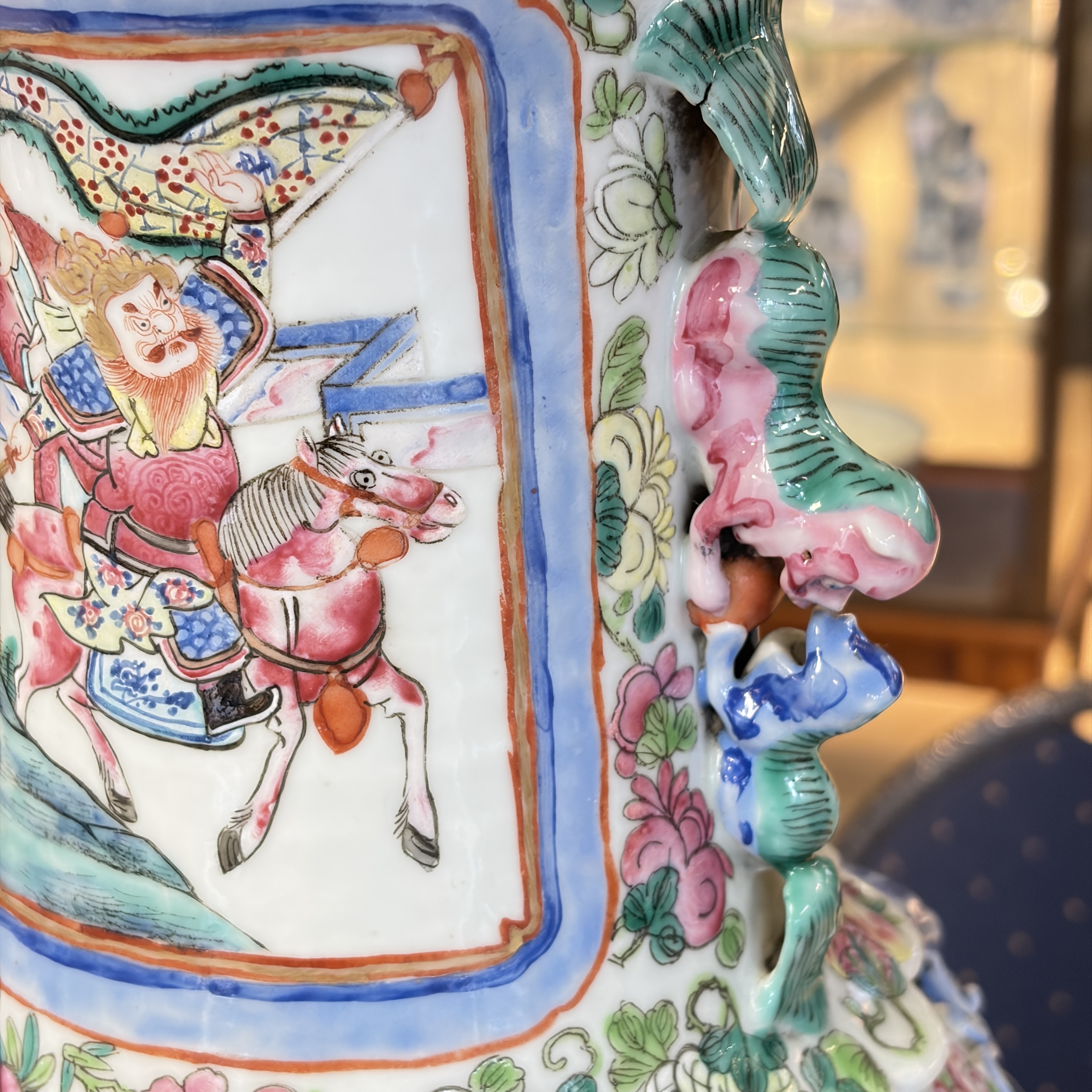 A pair of Chinese famille rose vases with narrative design, 19th C. — foto 5