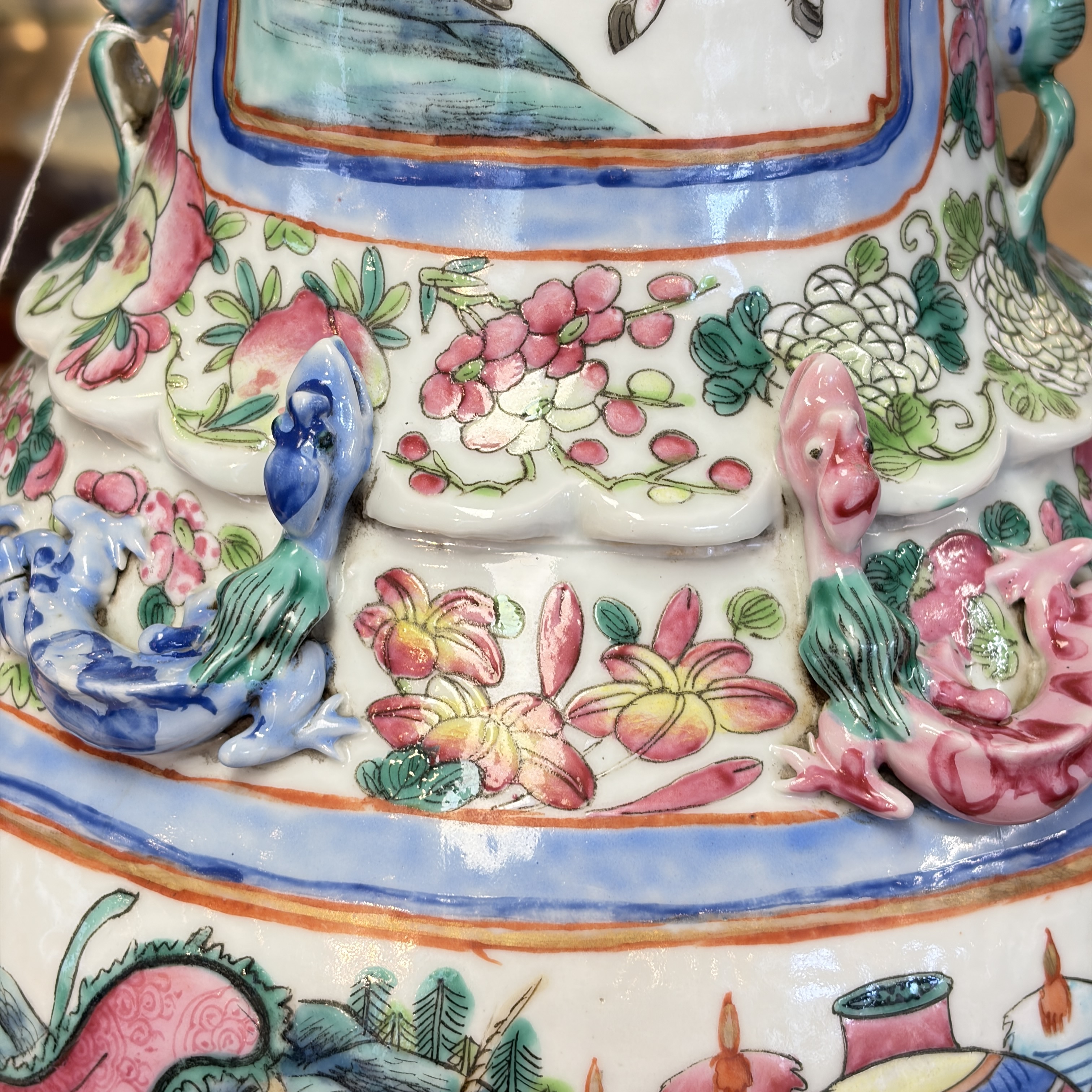 A pair of Chinese famille rose vases with narrative design, 19th C. — foto 6