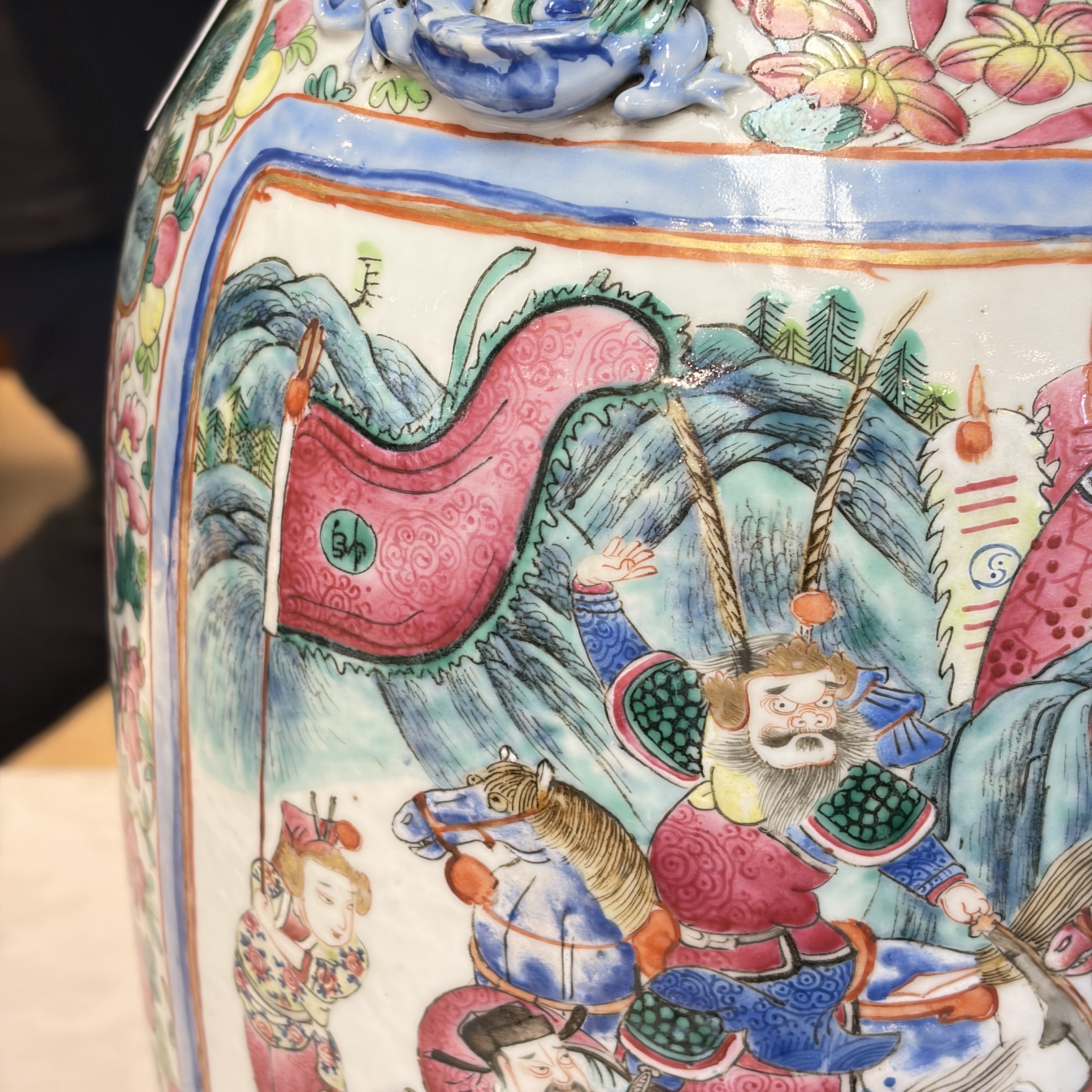 A pair of Chinese famille rose vases with narrative design, 19th C. — foto 7