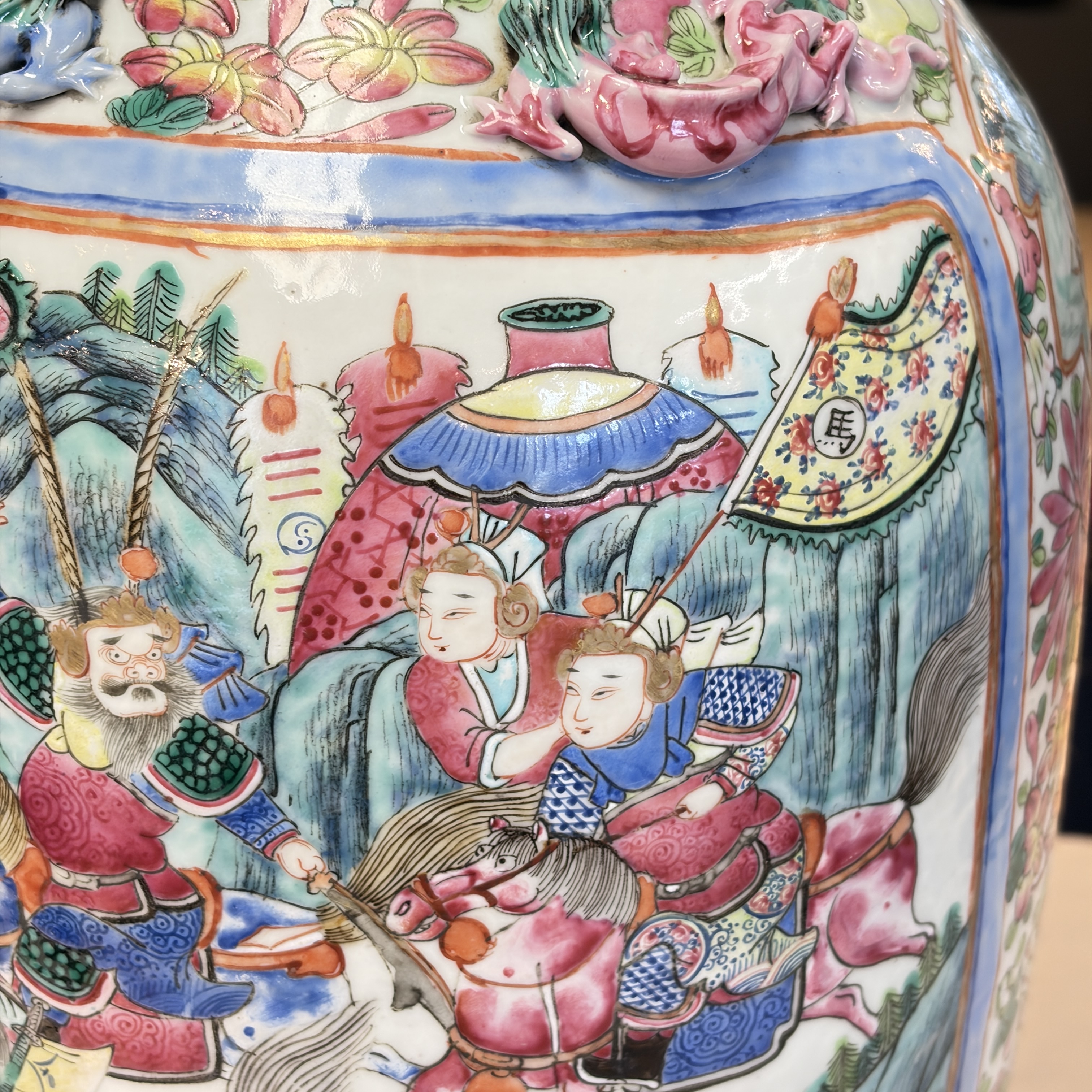 A pair of Chinese famille rose vases with narrative design, 19th C. — foto 8