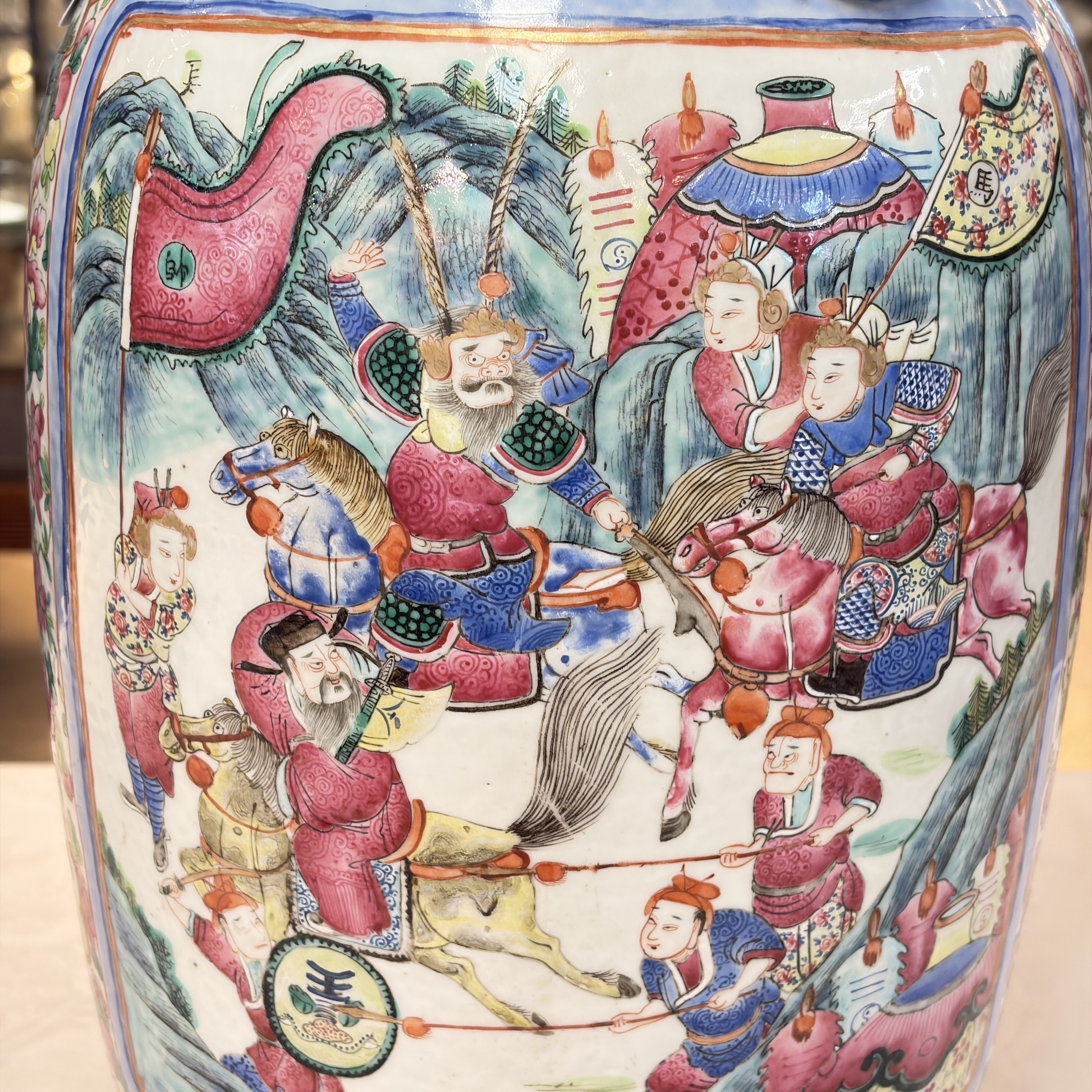 A pair of Chinese famille rose vases with narrative design, 19th C. — foto 9