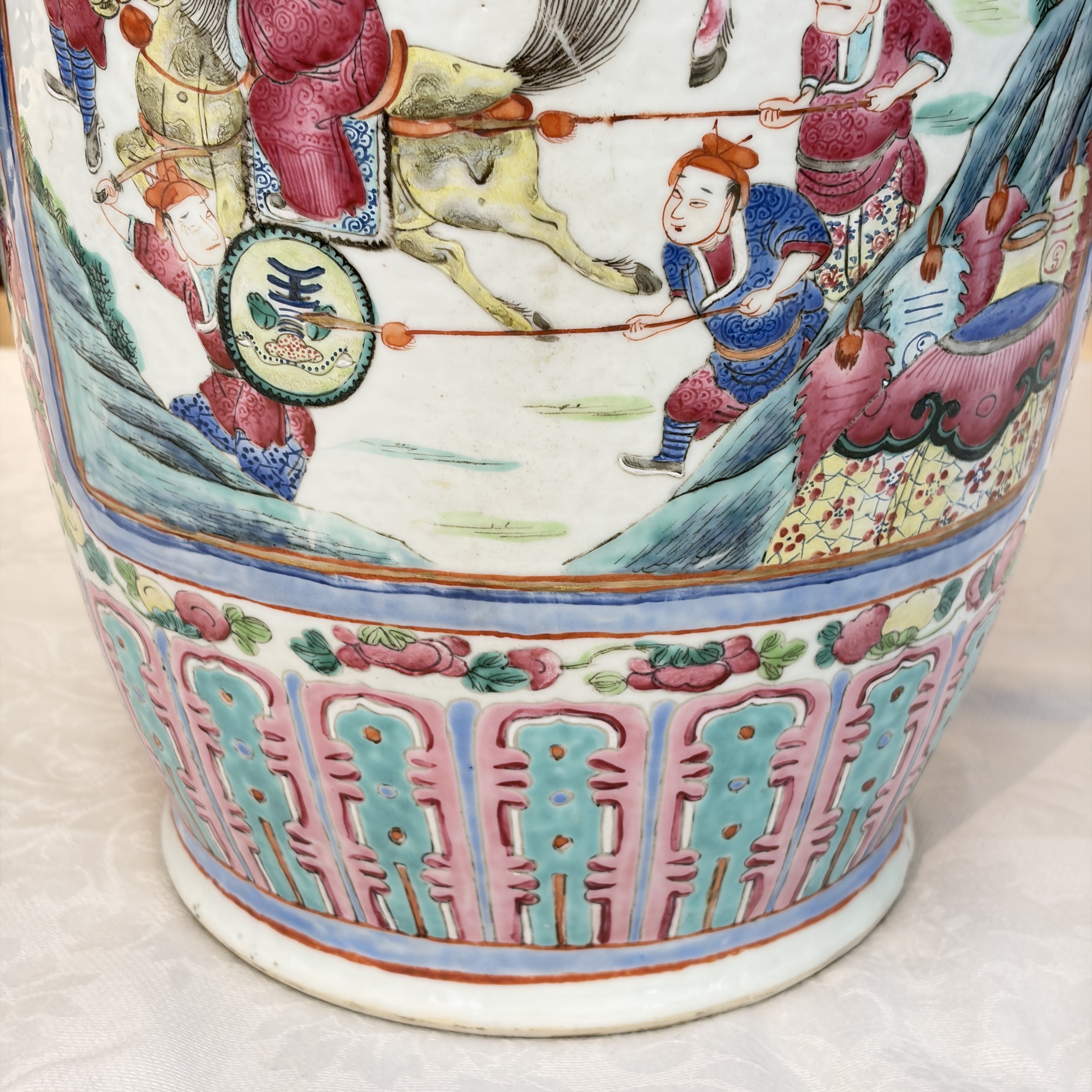 A pair of Chinese famille rose vases with narrative design, 19th C. — foto 10