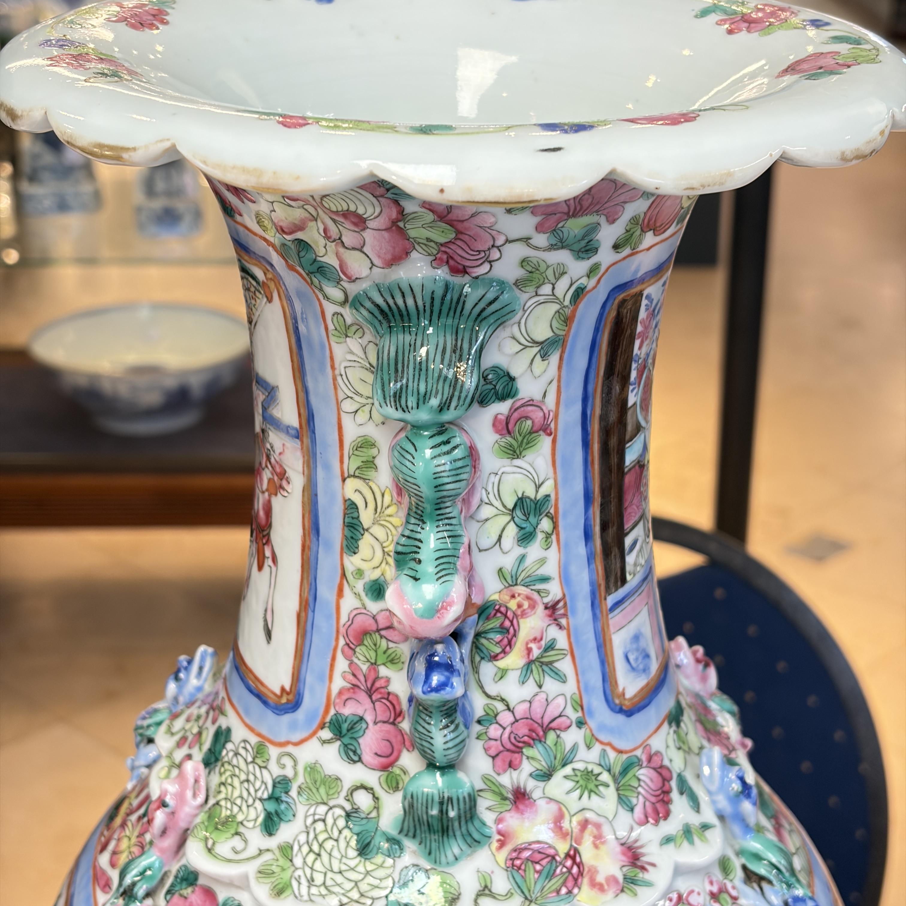A pair of Chinese famille rose vases with narrative design, 19th C. — foto 11