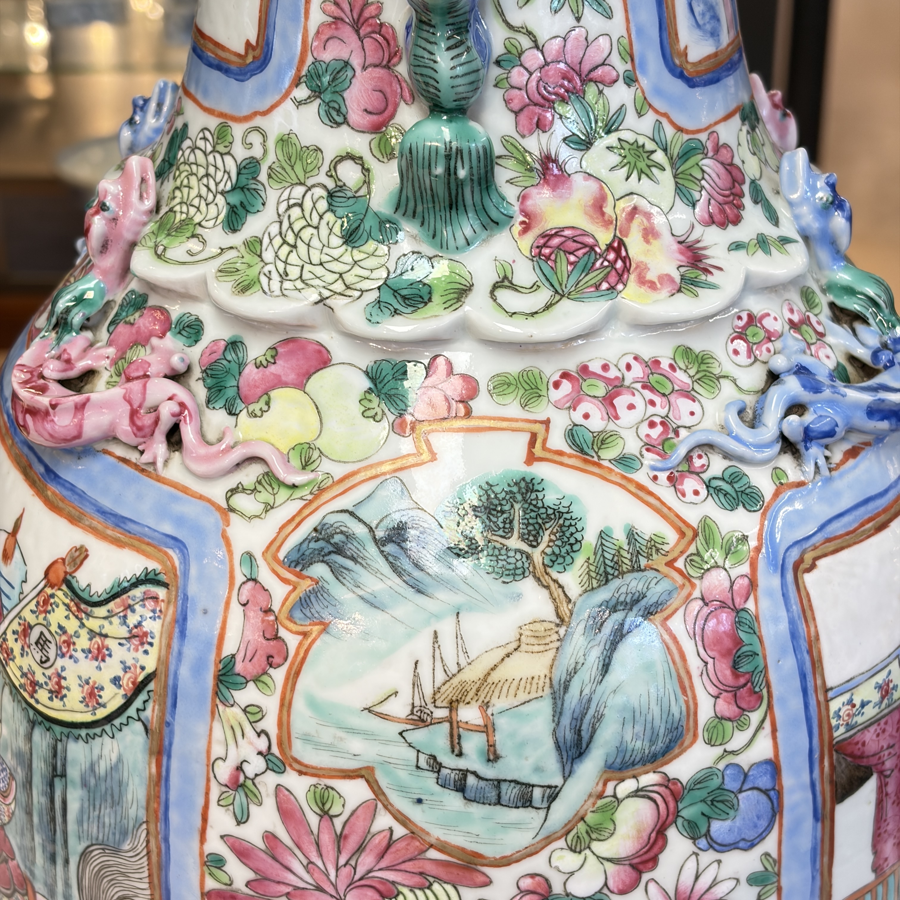 A pair of Chinese famille rose vases with narrative design, 19th C. — foto 12
