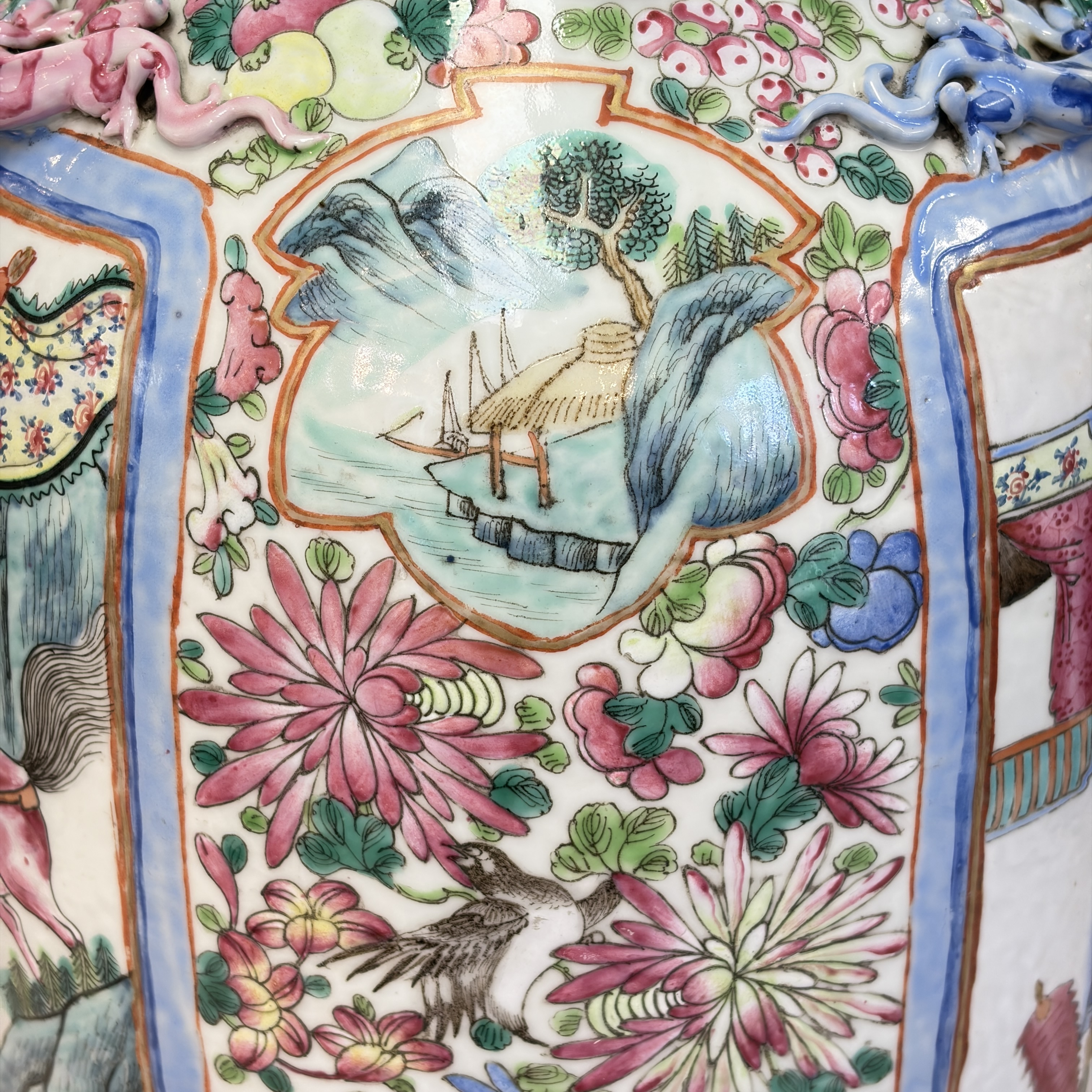 A pair of Chinese famille rose vases with narrative design, 19th C. — foto 13