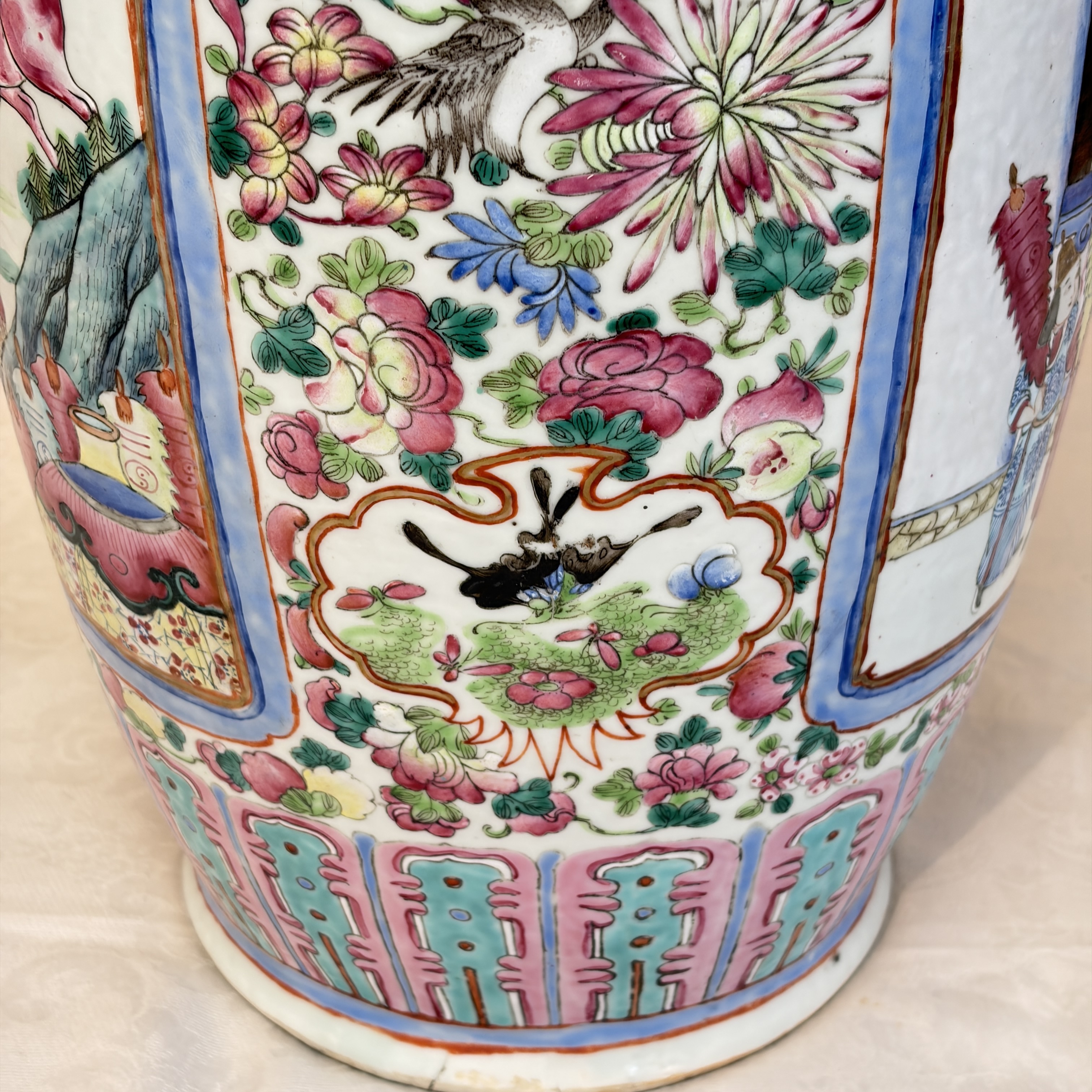 A pair of Chinese famille rose vases with narrative design, 19th C. — foto 14
