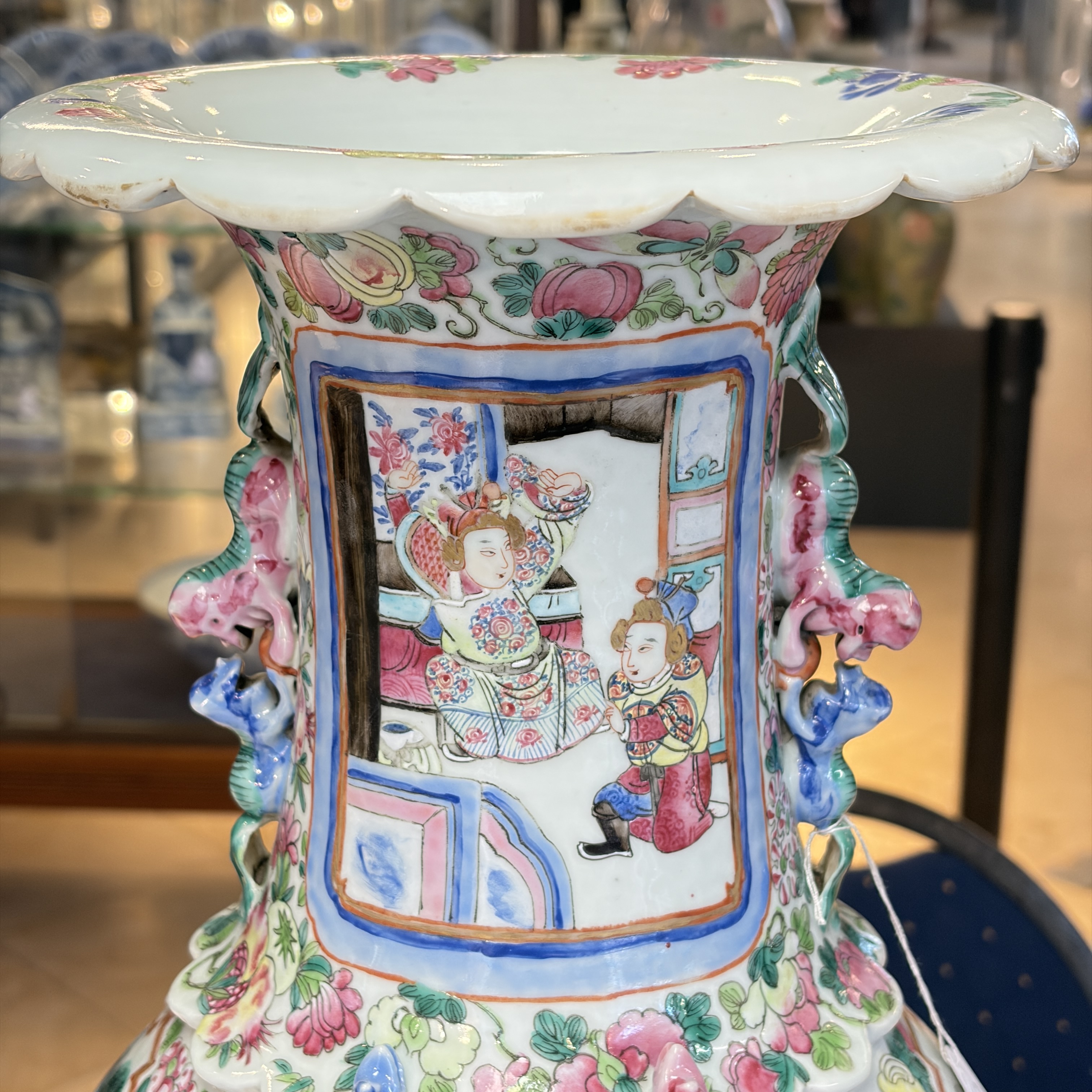 A pair of Chinese famille rose vases with narrative design, 19th C. — foto 15