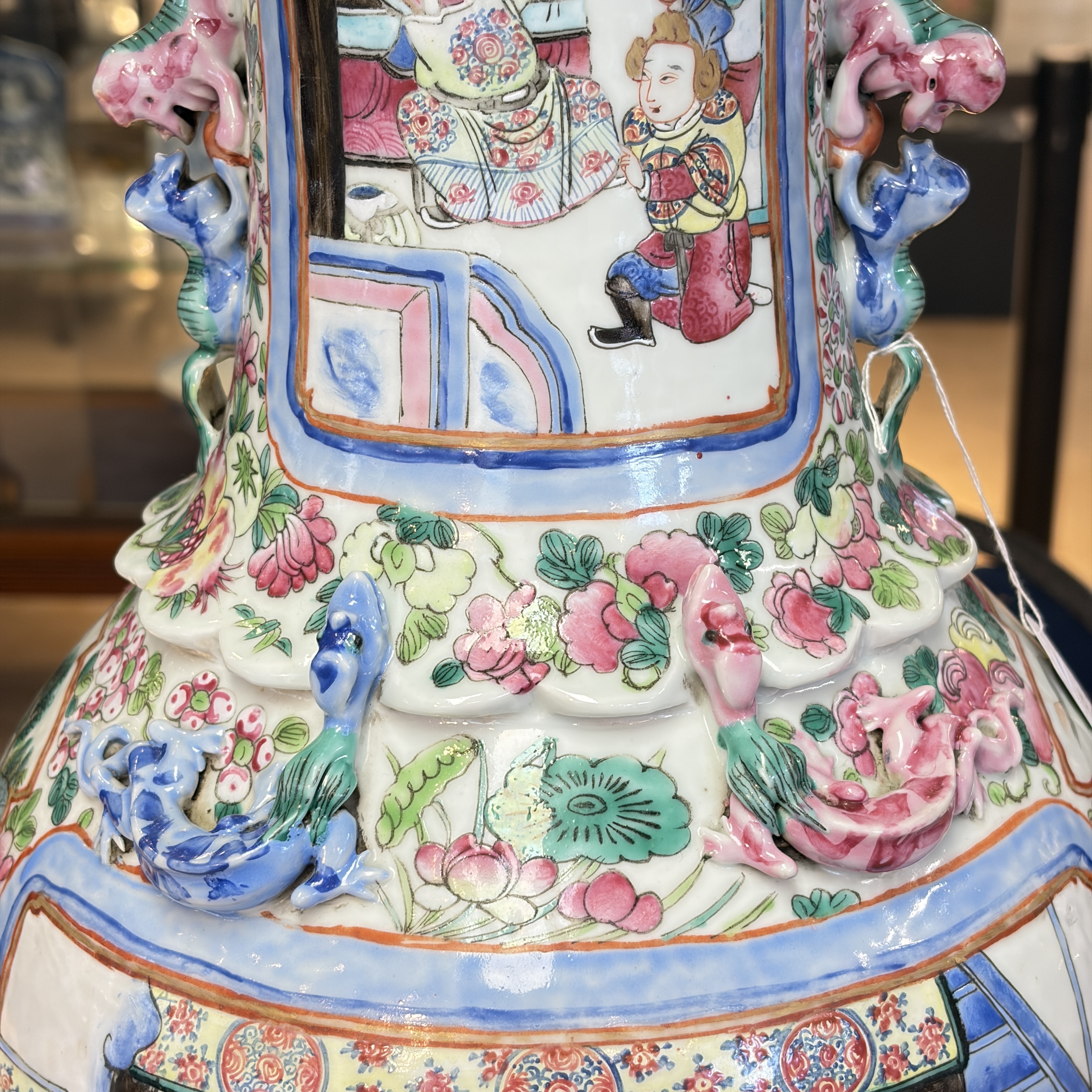 A pair of Chinese famille rose vases with narrative design, 19th C. — foto 16