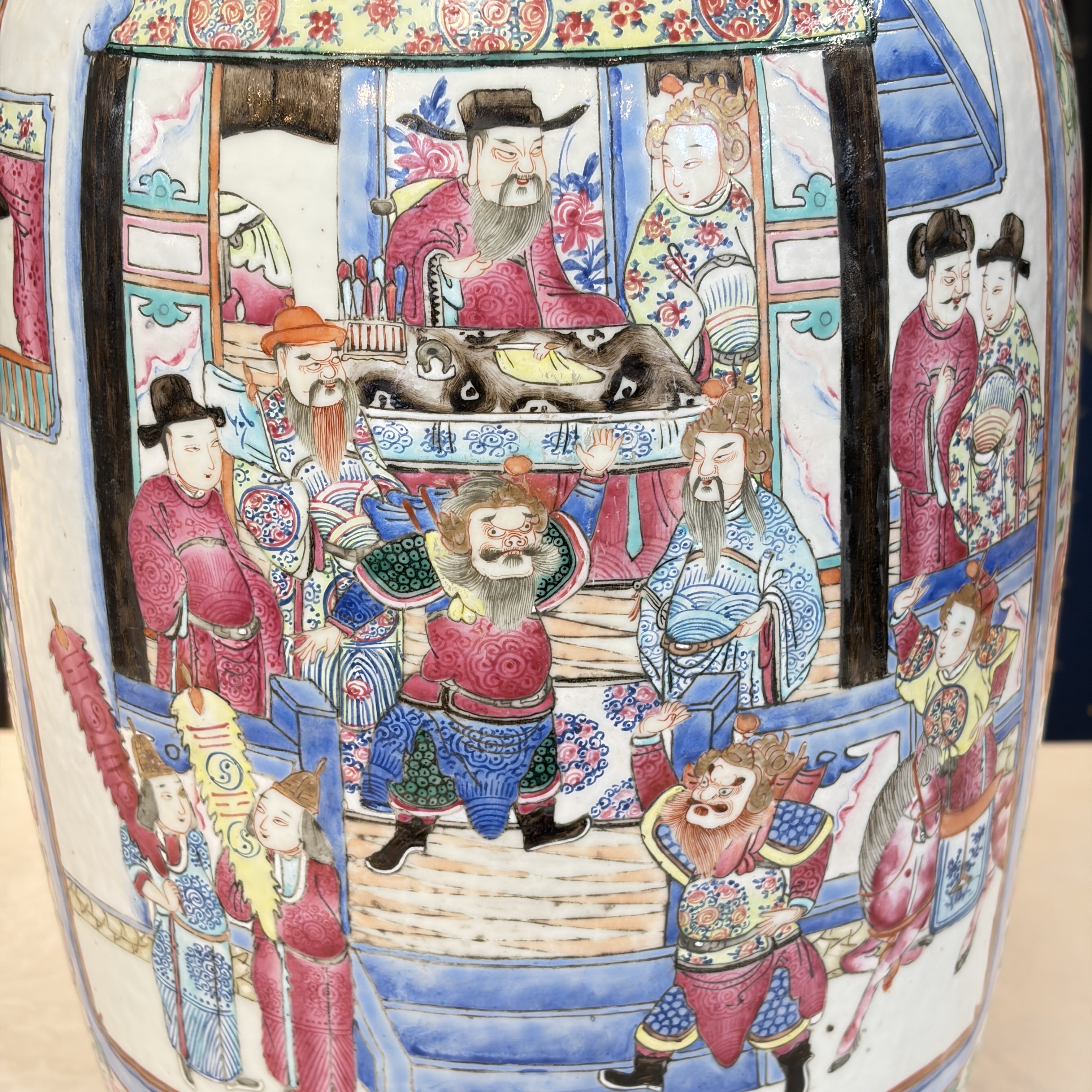 A pair of Chinese famille rose vases with narrative design, 19th C. — foto 17