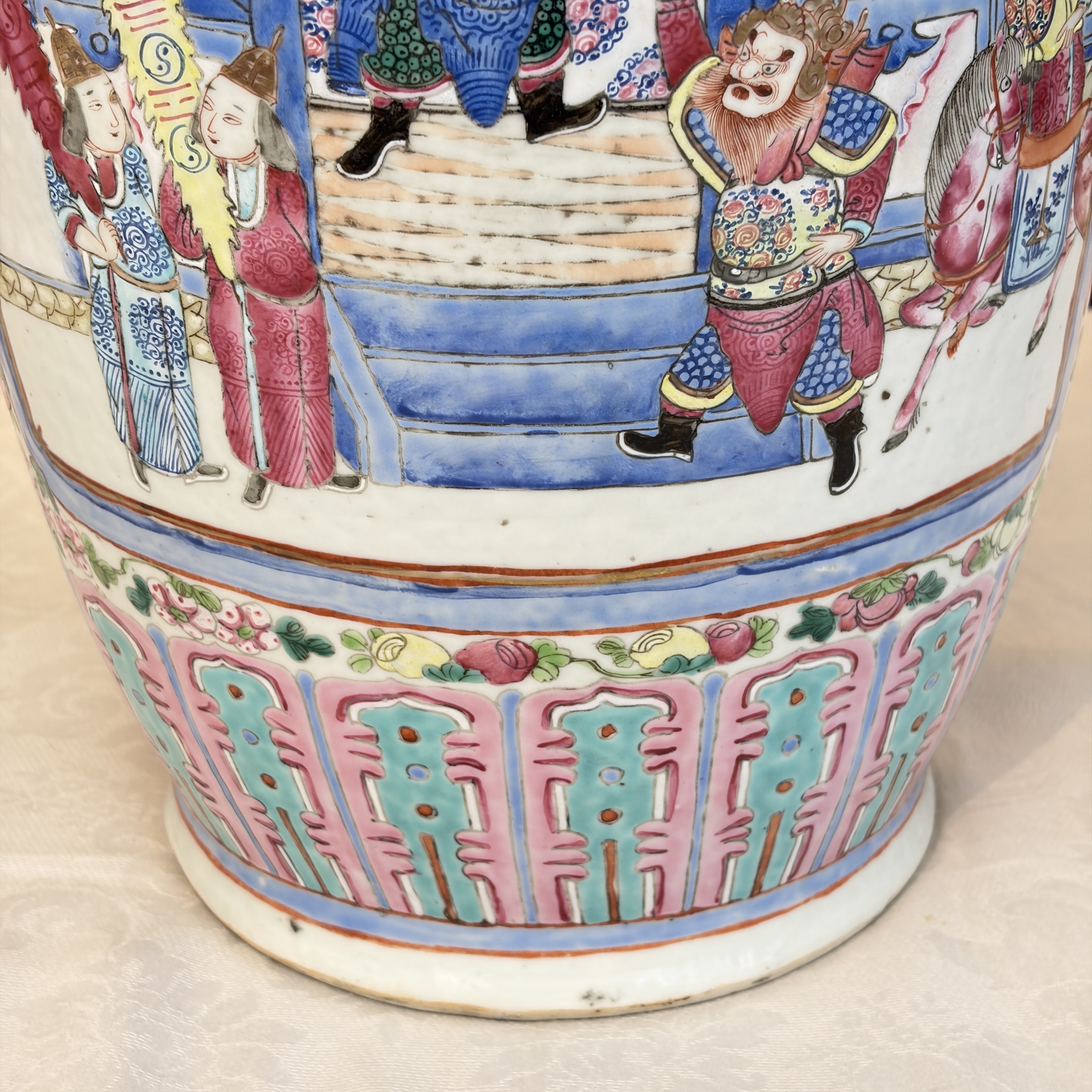 A pair of Chinese famille rose vases with narrative design, 19th C. — foto 18