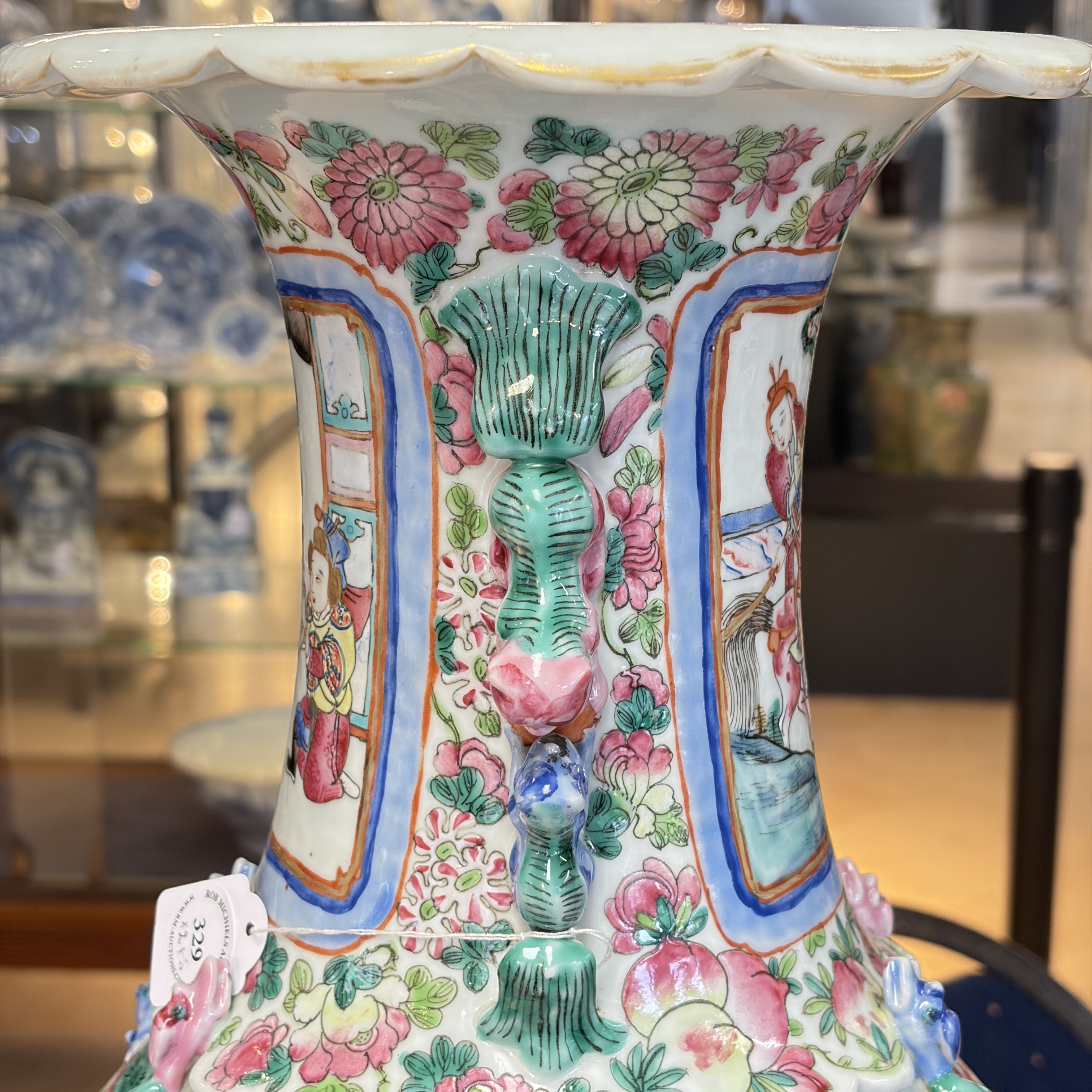 A pair of Chinese famille rose vases with narrative design, 19th C. — foto 19