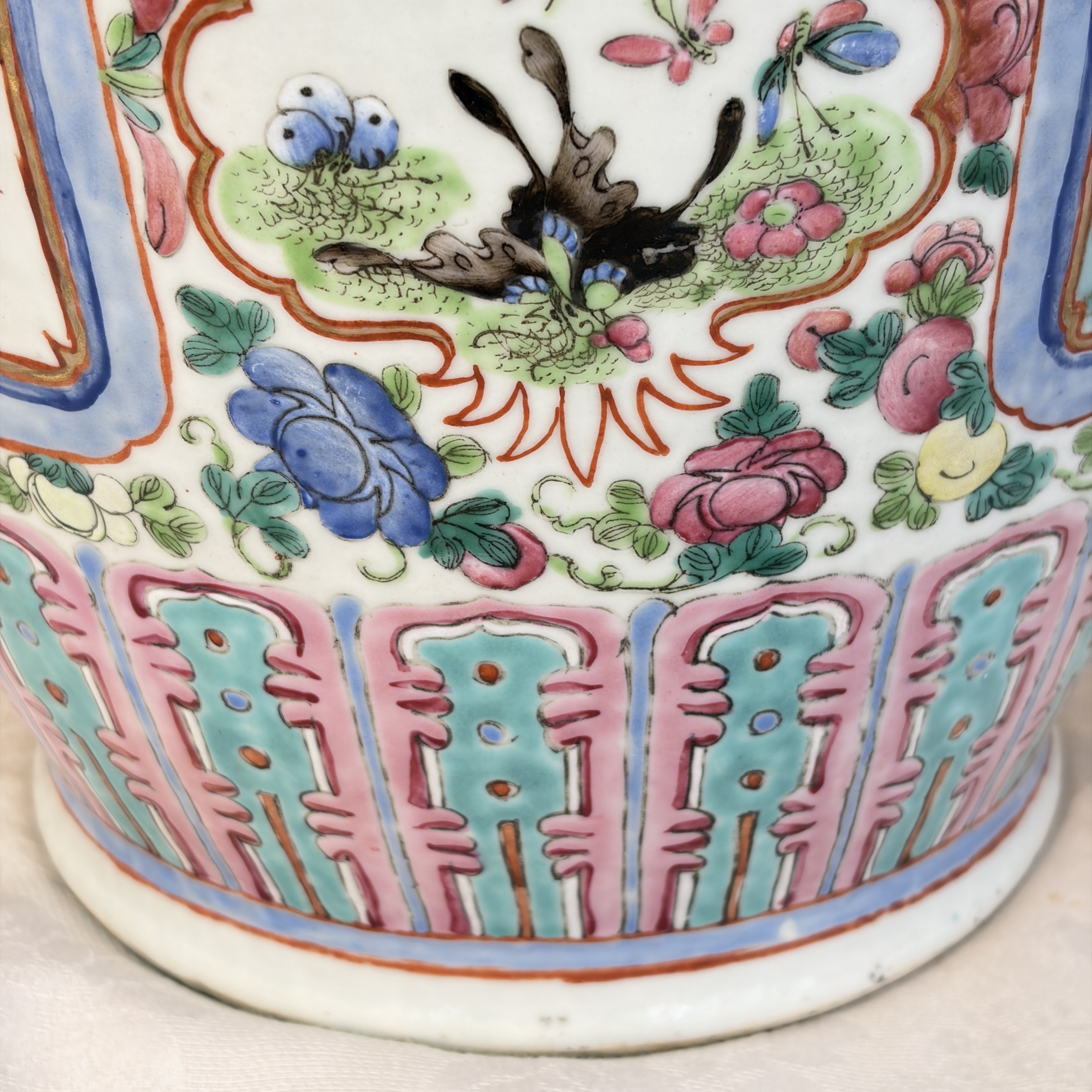 A pair of Chinese famille rose vases with narrative design, 19th C. — foto 22