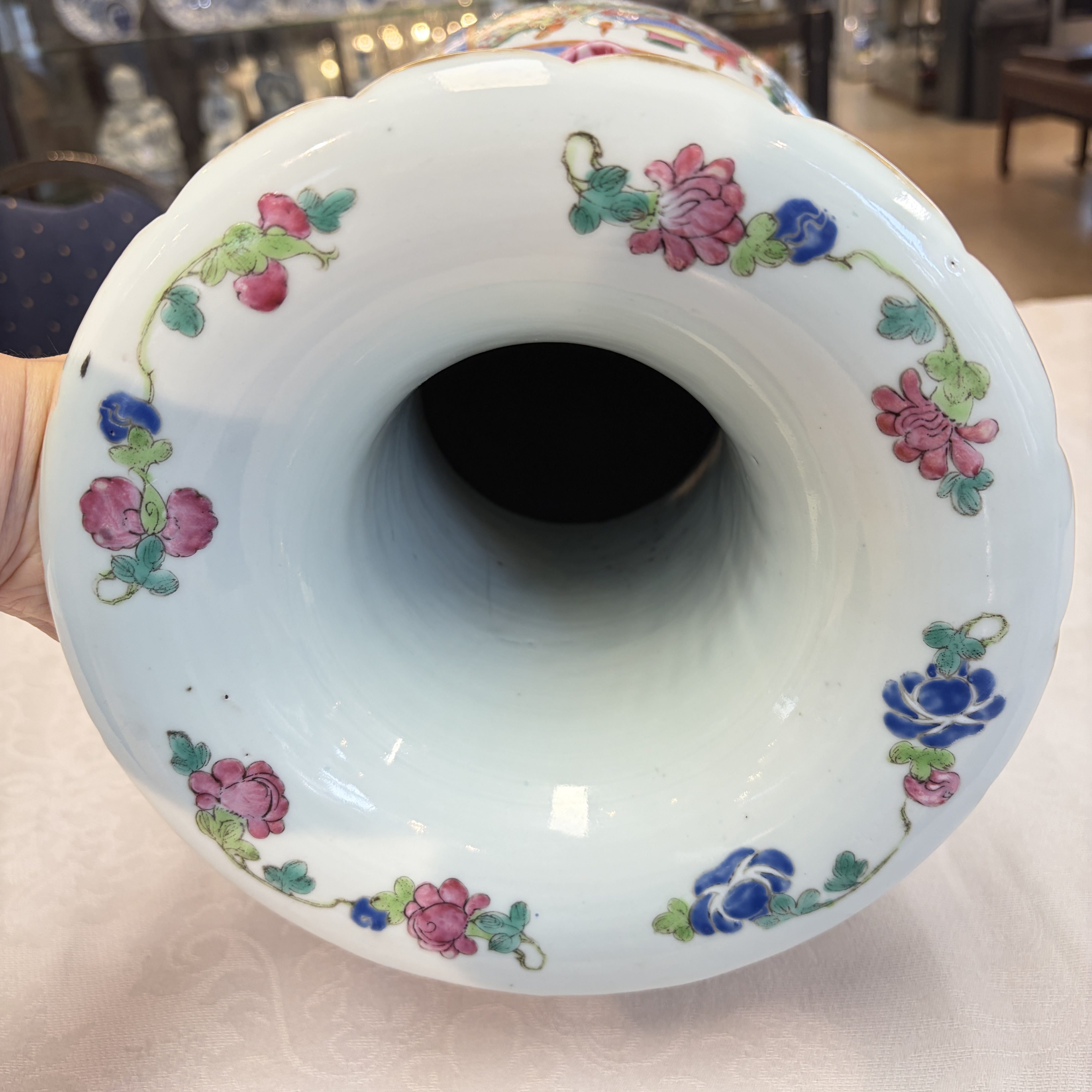 A pair of Chinese famille rose vases with narrative design, 19th C. — foto 23