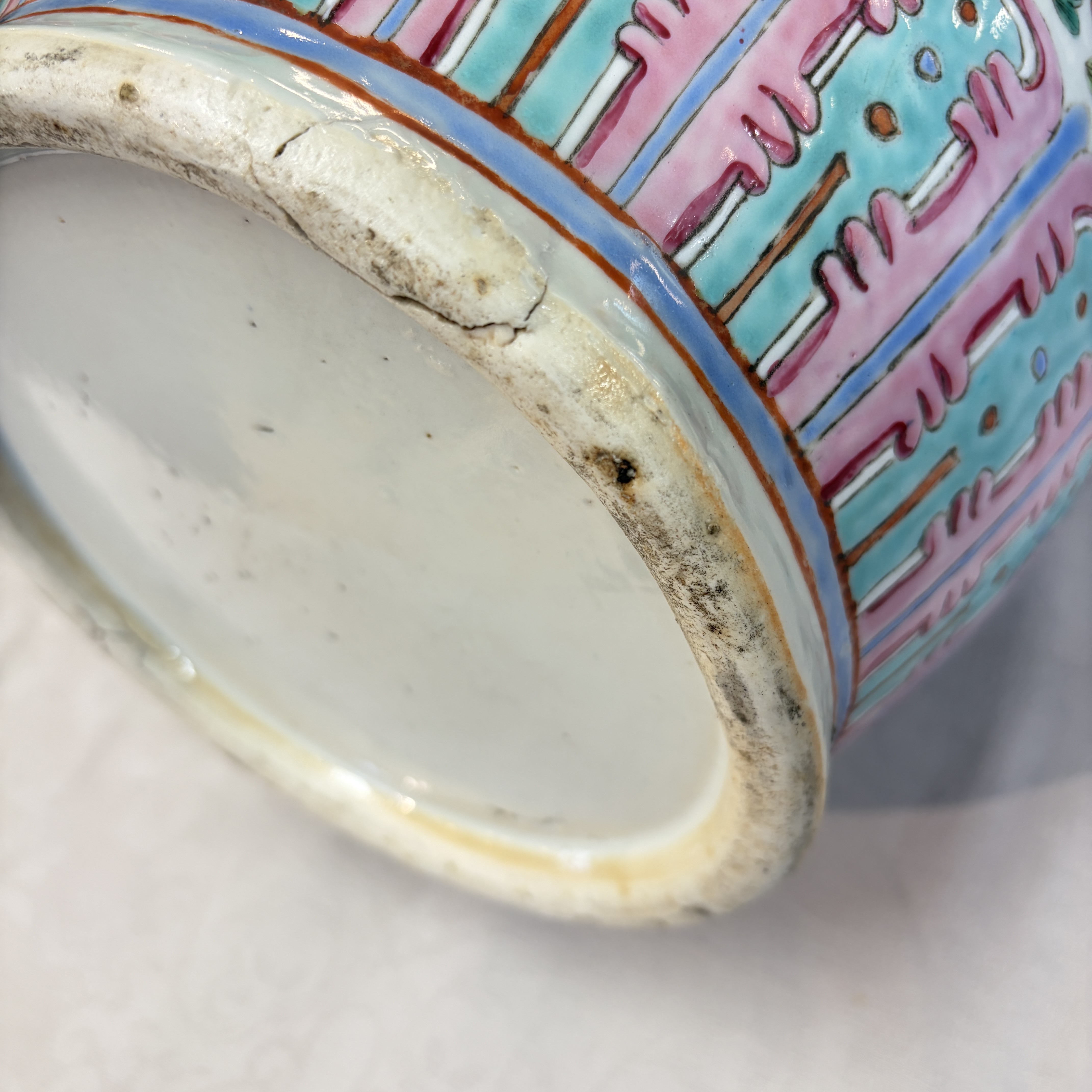 A pair of Chinese famille rose vases with narrative design, 19th C. — foto 27