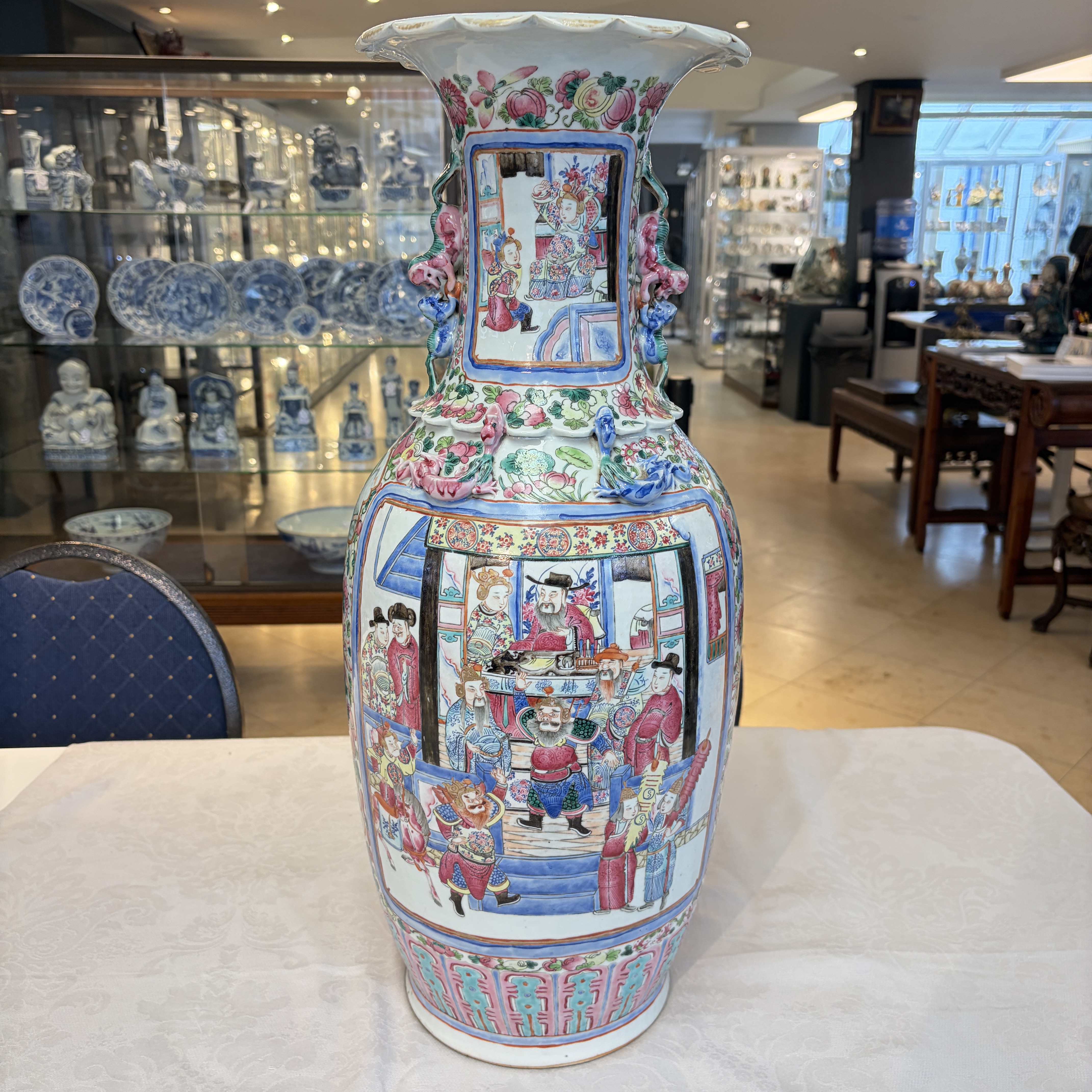 A pair of Chinese famille rose vases with narrative design, 19th C. — foto 29