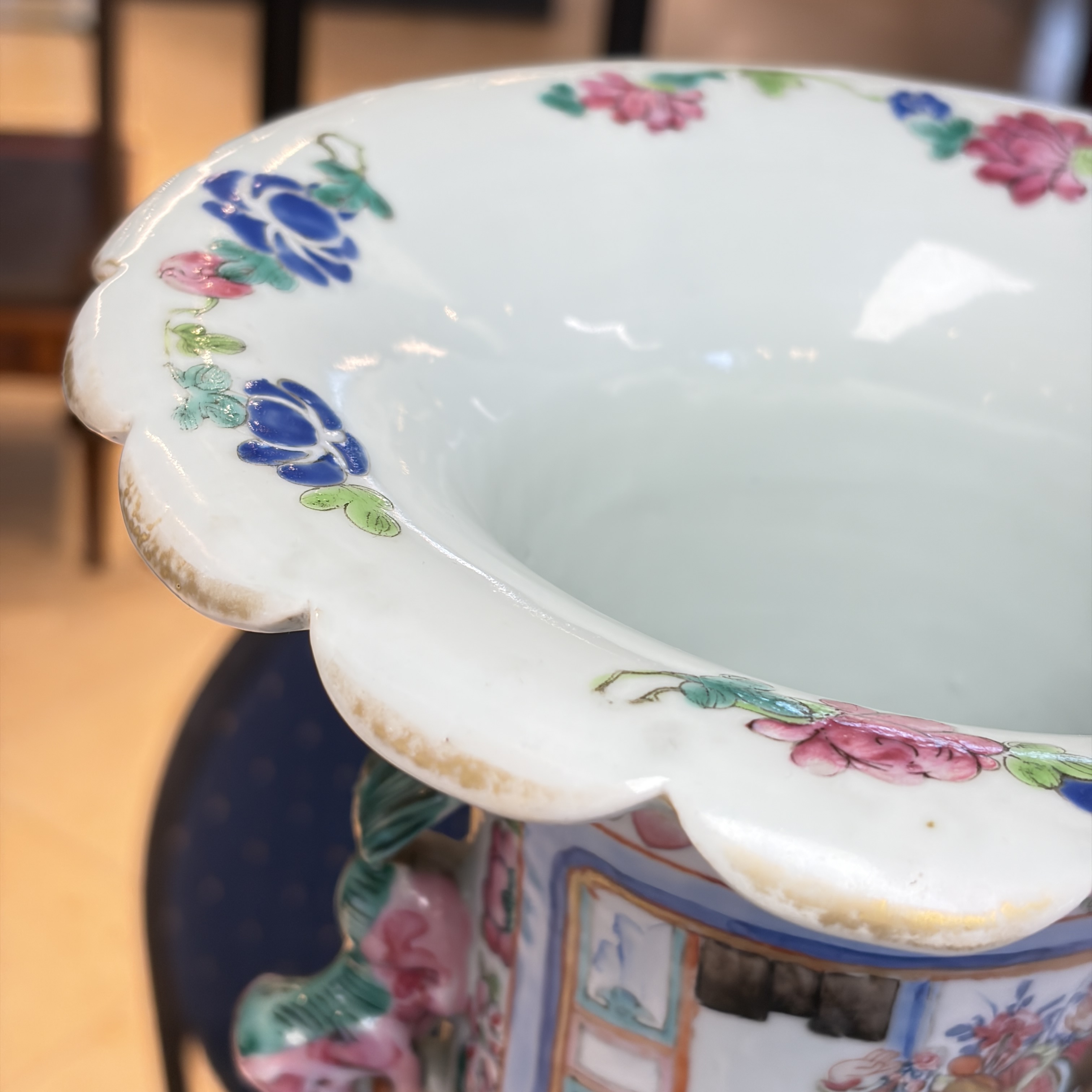 A pair of Chinese famille rose vases with narrative design, 19th C. — foto 30