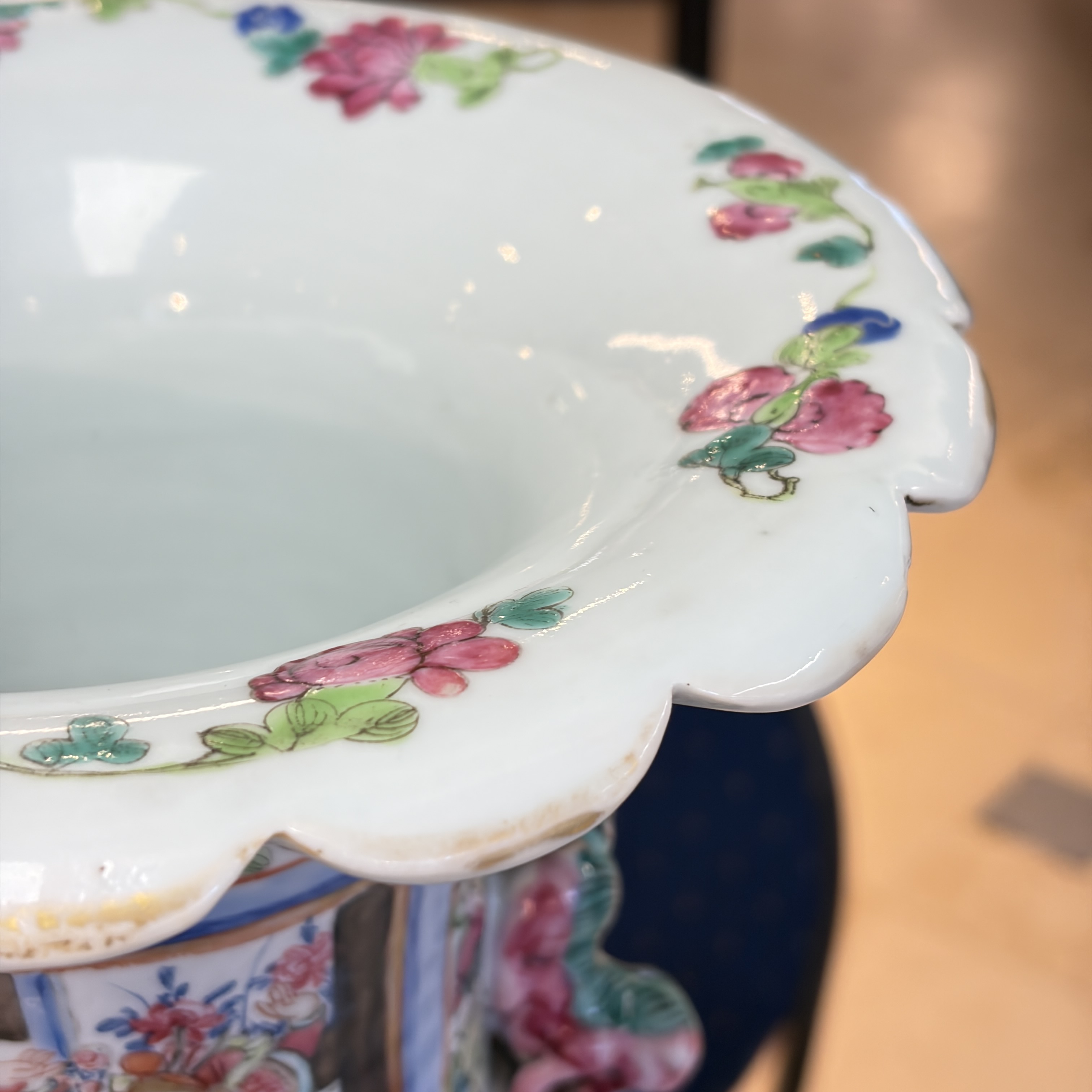 A pair of Chinese famille rose vases with narrative design, 19th C. — foto 31