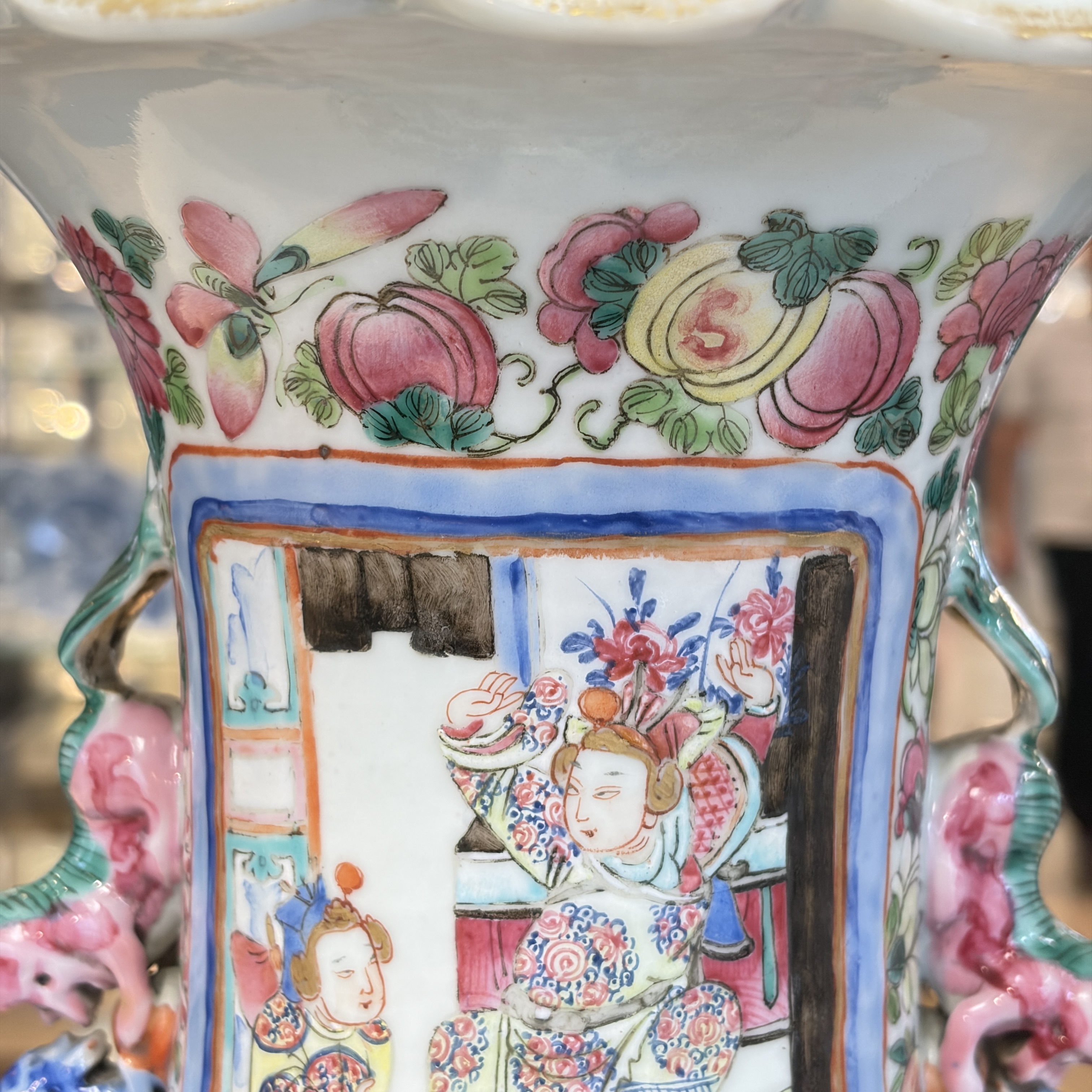 A pair of Chinese famille rose vases with narrative design, 19th C. — foto 32