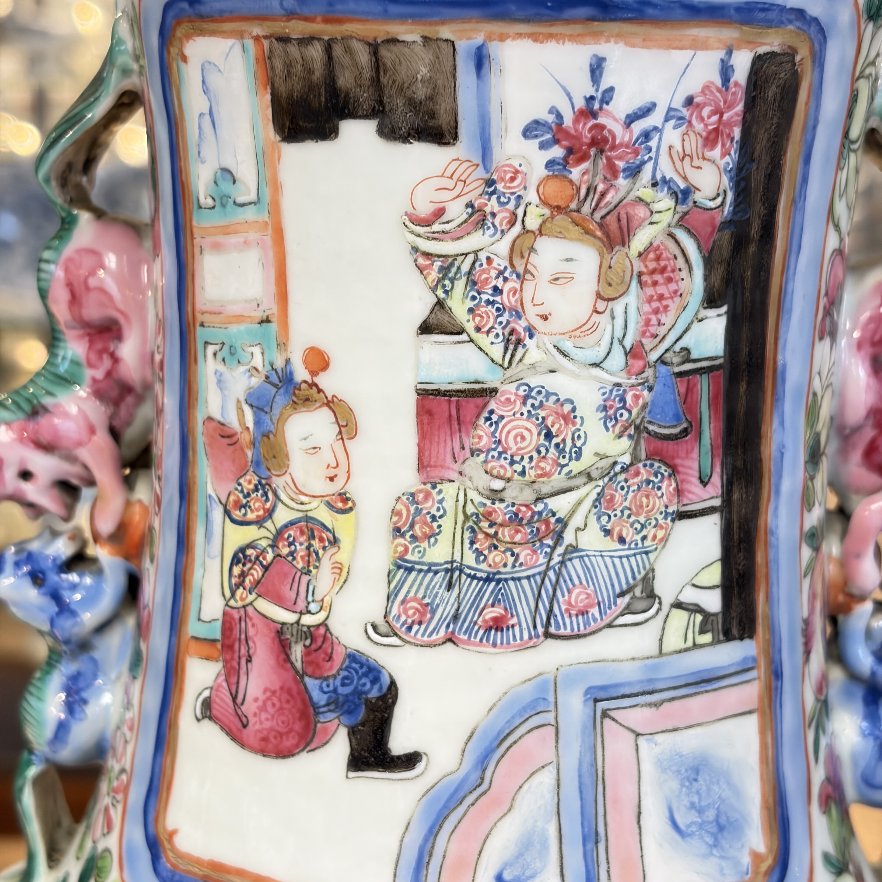 A pair of Chinese famille rose vases with narrative design, 19th C. — foto 33