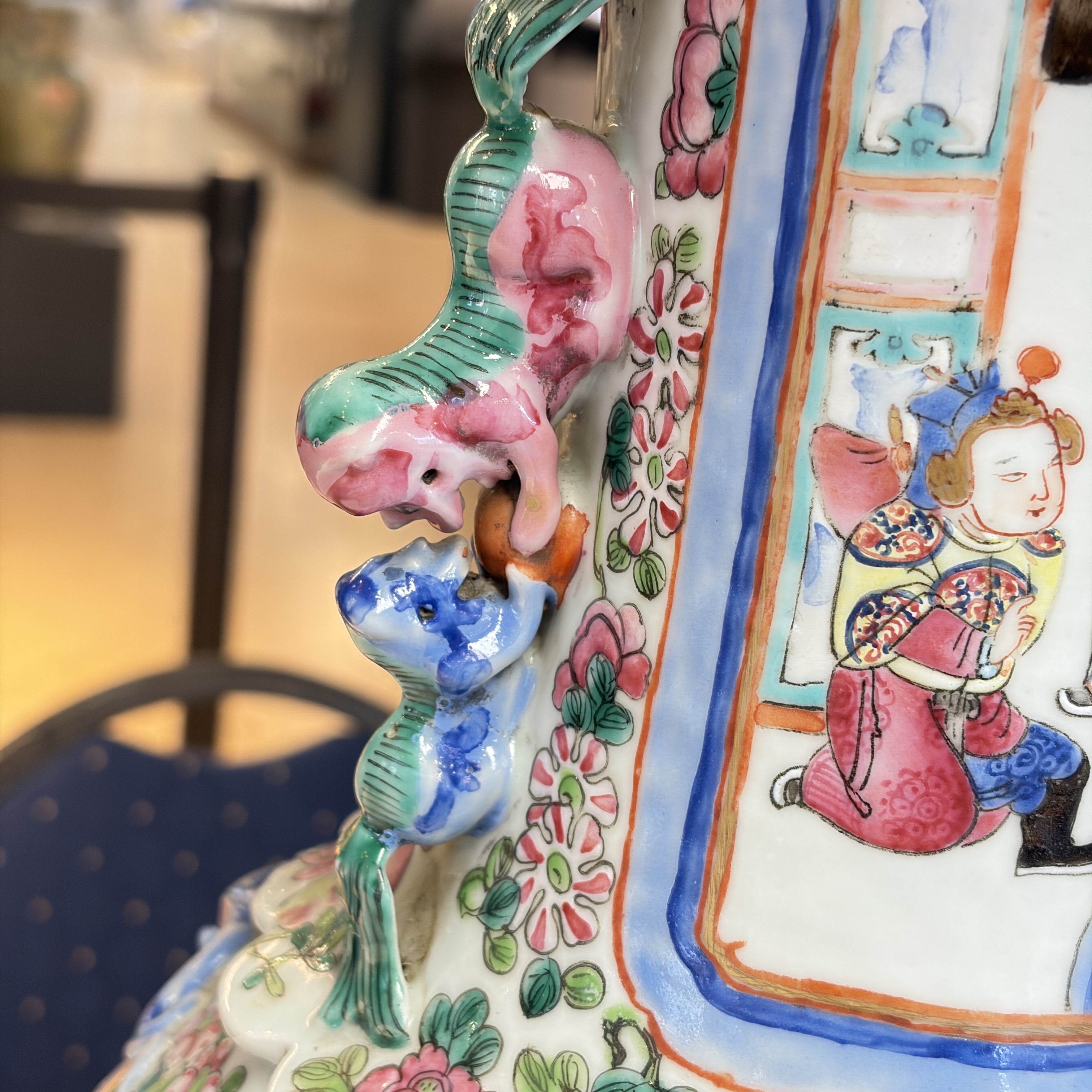 A pair of Chinese famille rose vases with narrative design, 19th C. — foto 34