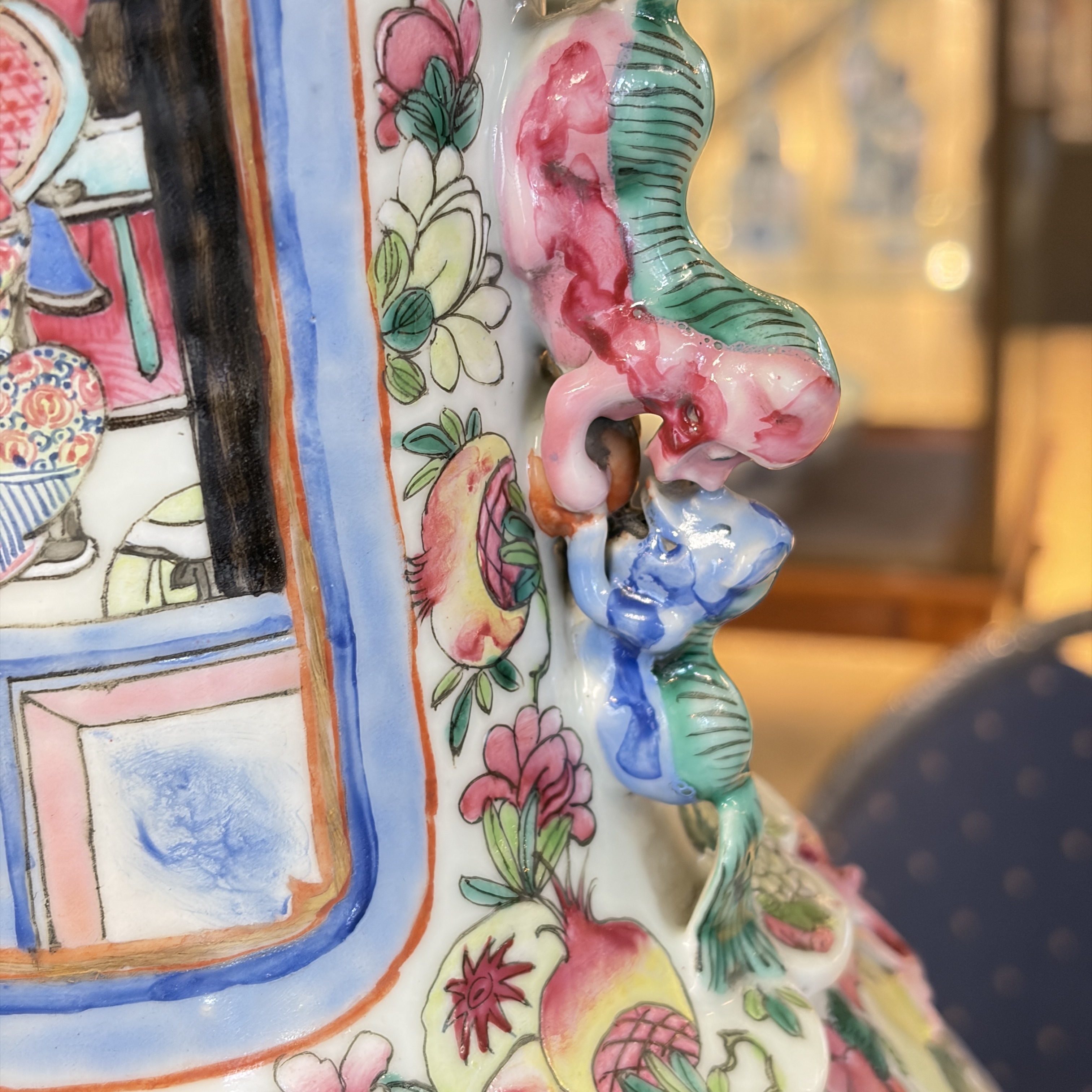 A pair of Chinese famille rose vases with narrative design, 19th C. — foto 35