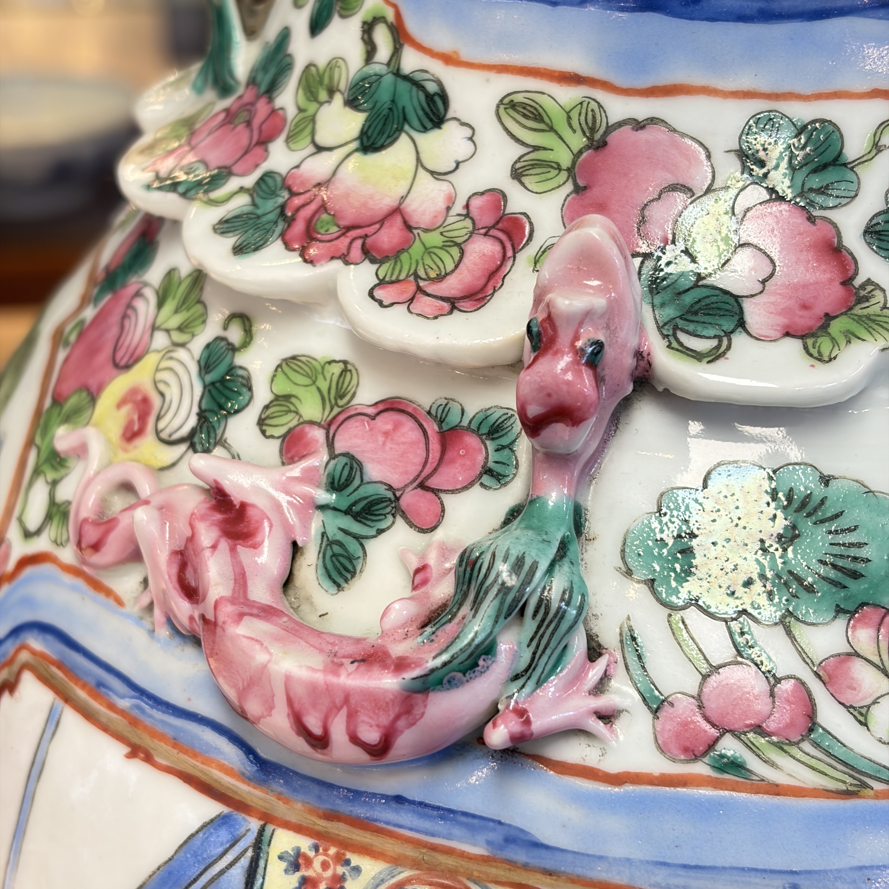 A pair of Chinese famille rose vases with narrative design, 19th C. — foto 36
